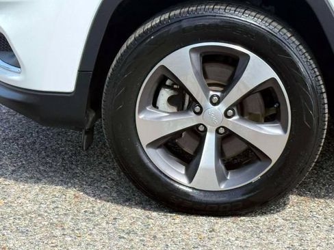 Certified 2022 Jeep Cherokee Limited AWD/4WD image 8