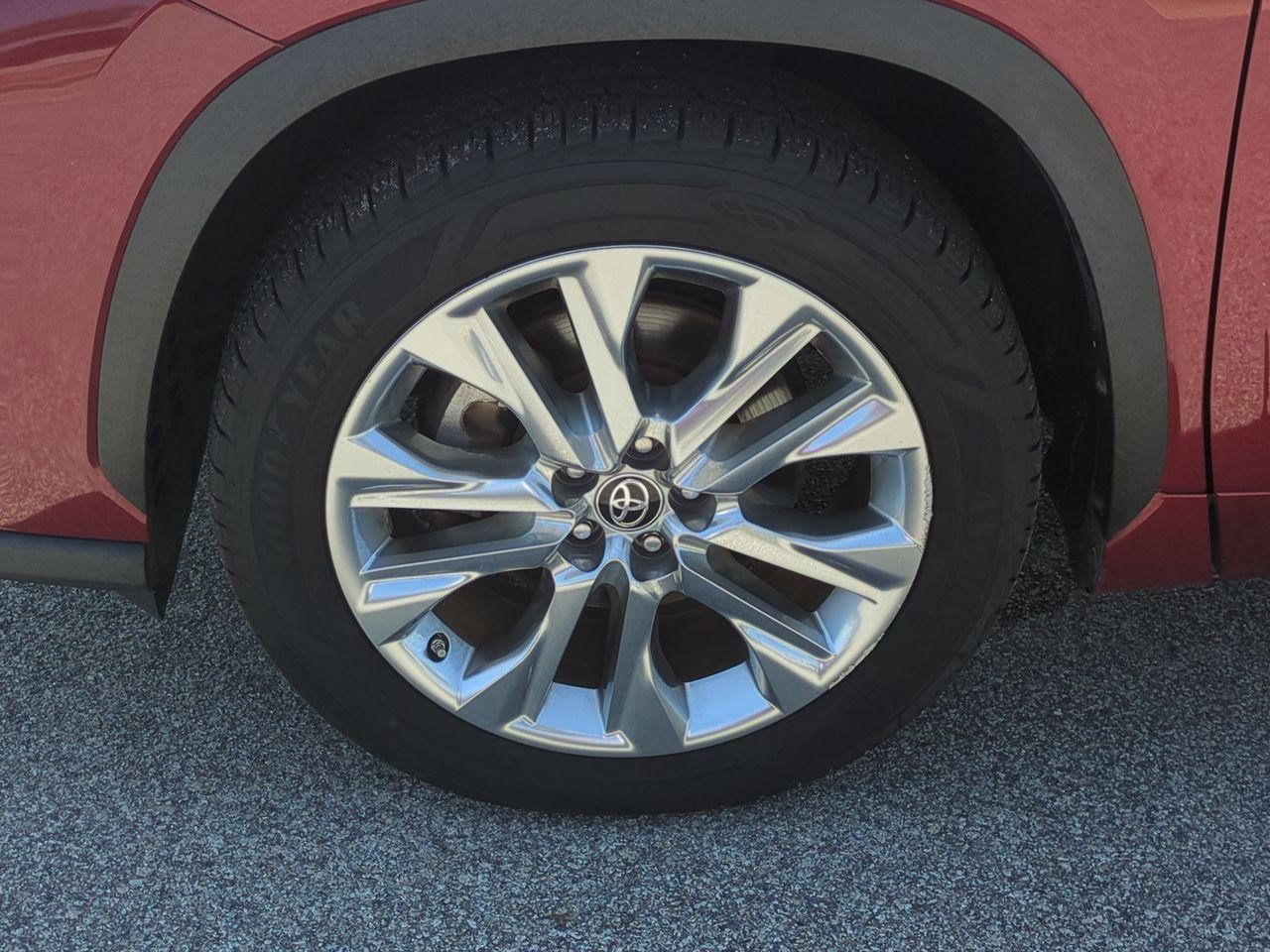 Used 2021 Toyota Highlander Limited FWD image 11
