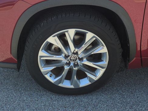 Used 2021 Toyota Highlander Limited FWD image 11