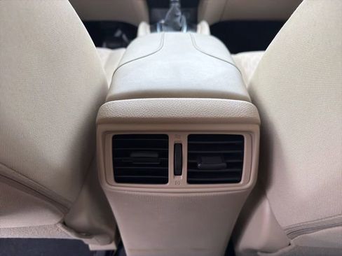 Used 2018 Nissan Rogue SV w/ Premium Package image 17