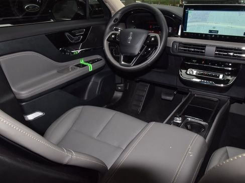 New 2026 Lincoln Corsair Premiere image 15