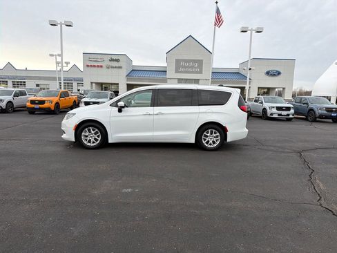 Used 2022 Chrysler Voyager LX image 2
