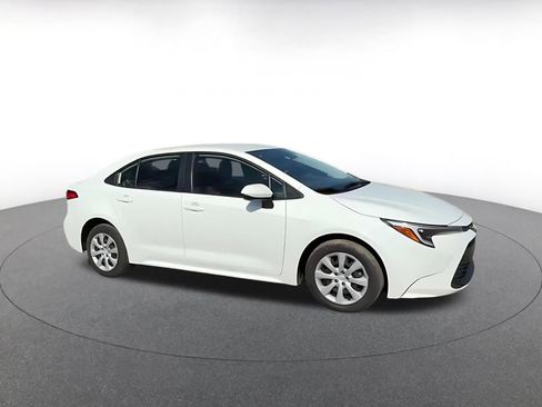 Used 2025 Toyota Corolla LE image 2