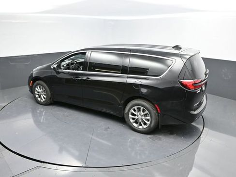 New 2026 Chrysler Pacifica Select AWD/4WD image 35