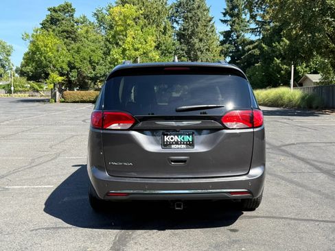 Used 2017 Chrysler Pacifica Touring-L FWD image 5