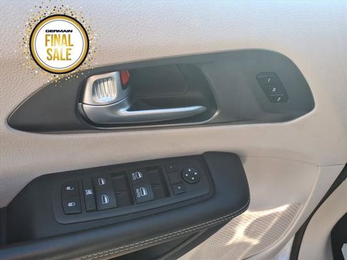 Used 2024 Chrysler Pacifica Touring-L image 12