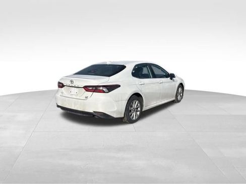 Used 2021 Toyota Camry LE image 5