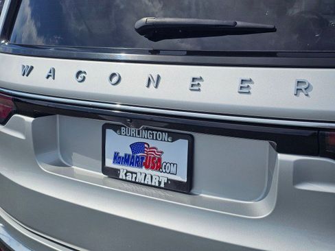 Certified 2024 Jeep Wagoneer Series III w/ Premium Group I AWD/4WD image 16