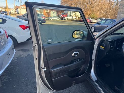 Used 2017 Kia Soul + FWD image 10
