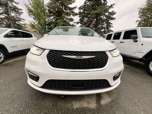 Used 2023 Chrysler Pacifica Touring-L FWD image 29