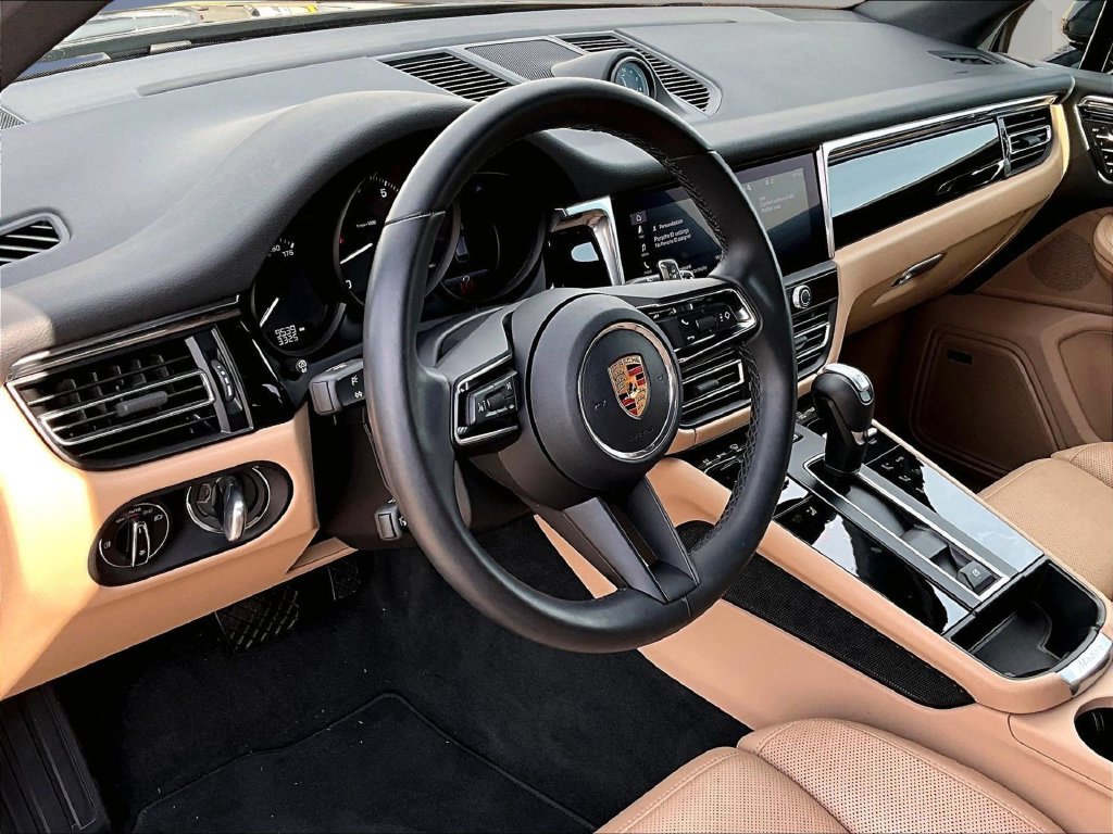 Certified 2026 Porsche Macan AWD/4WD image 4