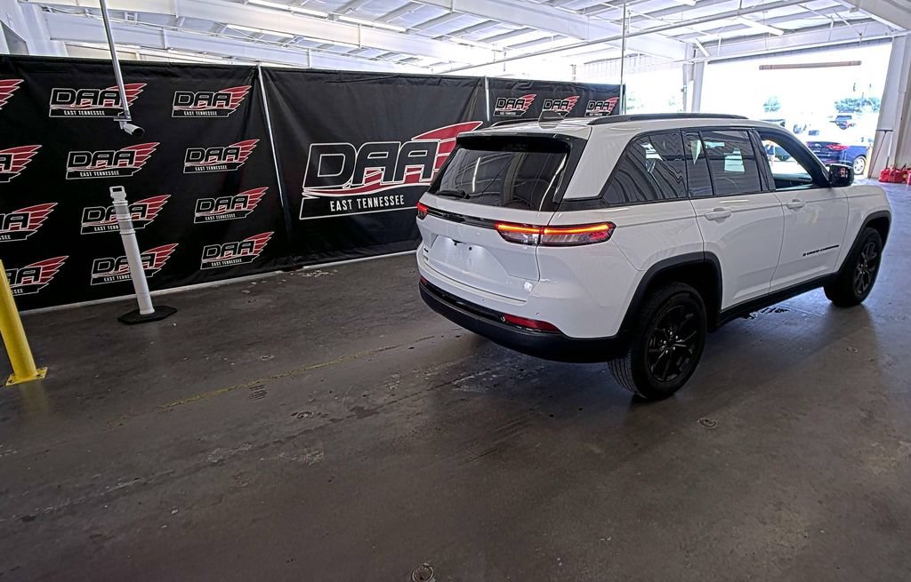 Used 2025 Jeep Grand Cherokee Altitude AWD/4WD image 3