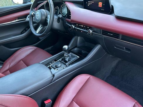 Certified 2025 MAZDA MAZDA3 2.5 S Hatchback w/ Premium Pkg FWD image 16