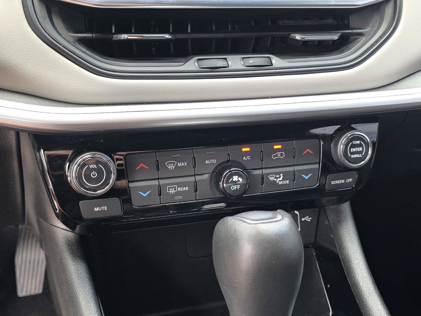 Used 2025 Jeep Grand Cherokee Altitude AWD/4WD image 19
