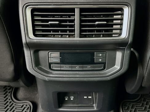 Used 2025 Volkswagen Atlas SE image 26