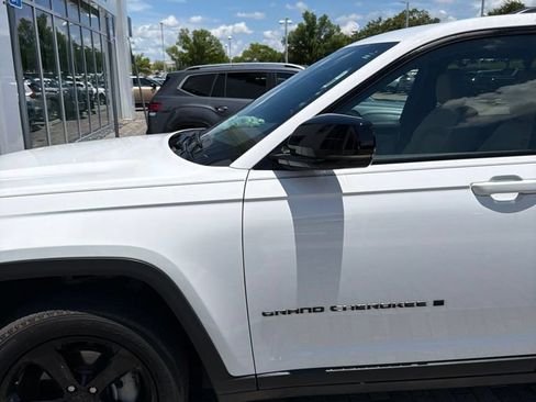 Used 2023 Jeep Grand Cherokee Limited w/ Black Appearance Package RWD image 8