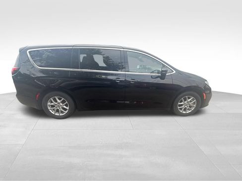 Used 2025 Chrysler Pacifica Select FWD image 8