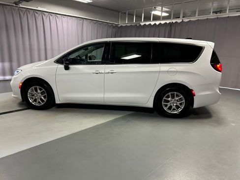 Used 2024 Chrysler Pacifica Touring-L image 4