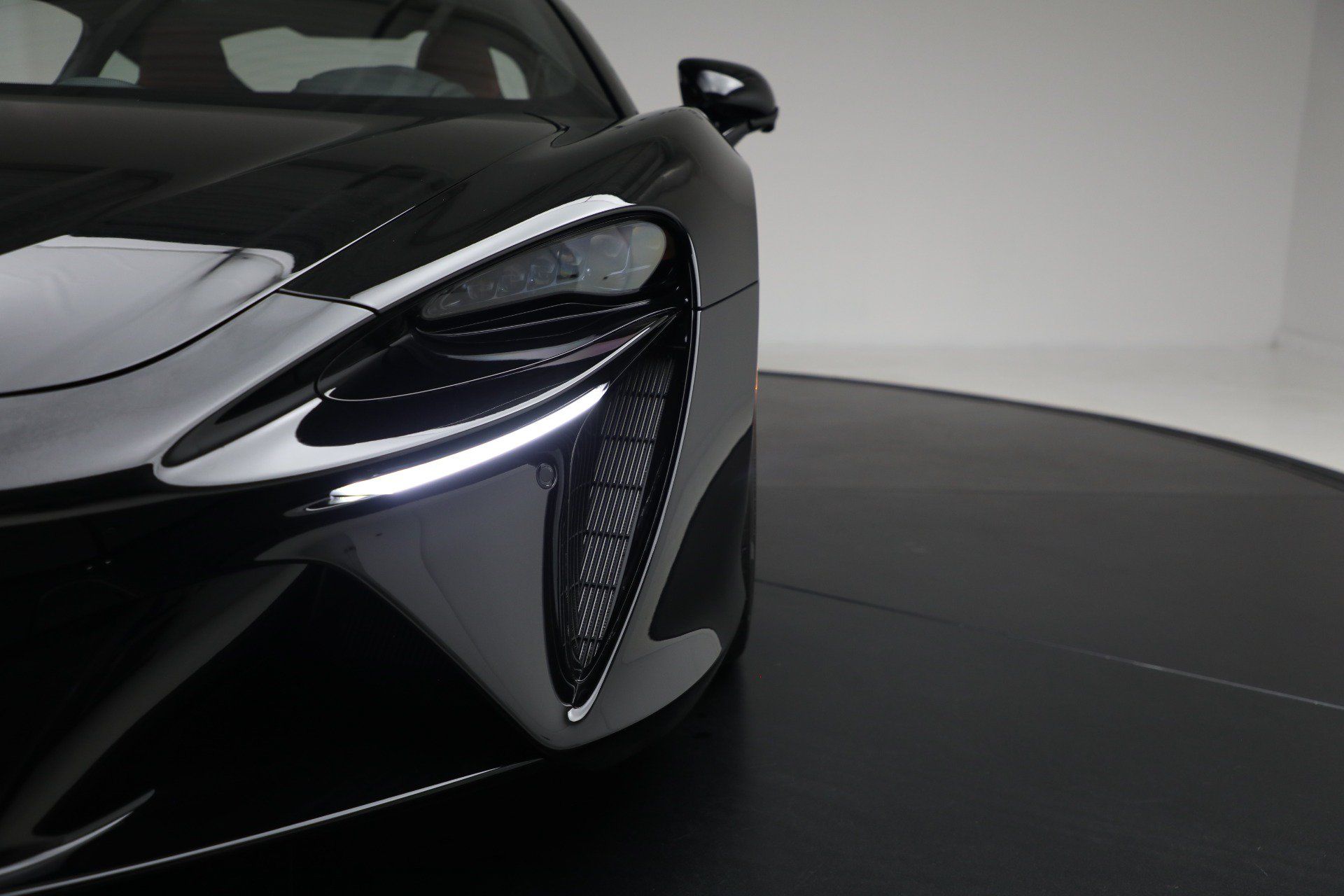 Used 2024 McLaren Artura RWD image 32