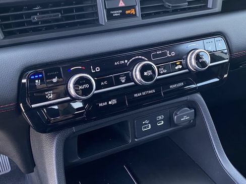 Certified 2025 Honda Pilot Black Edition image 25