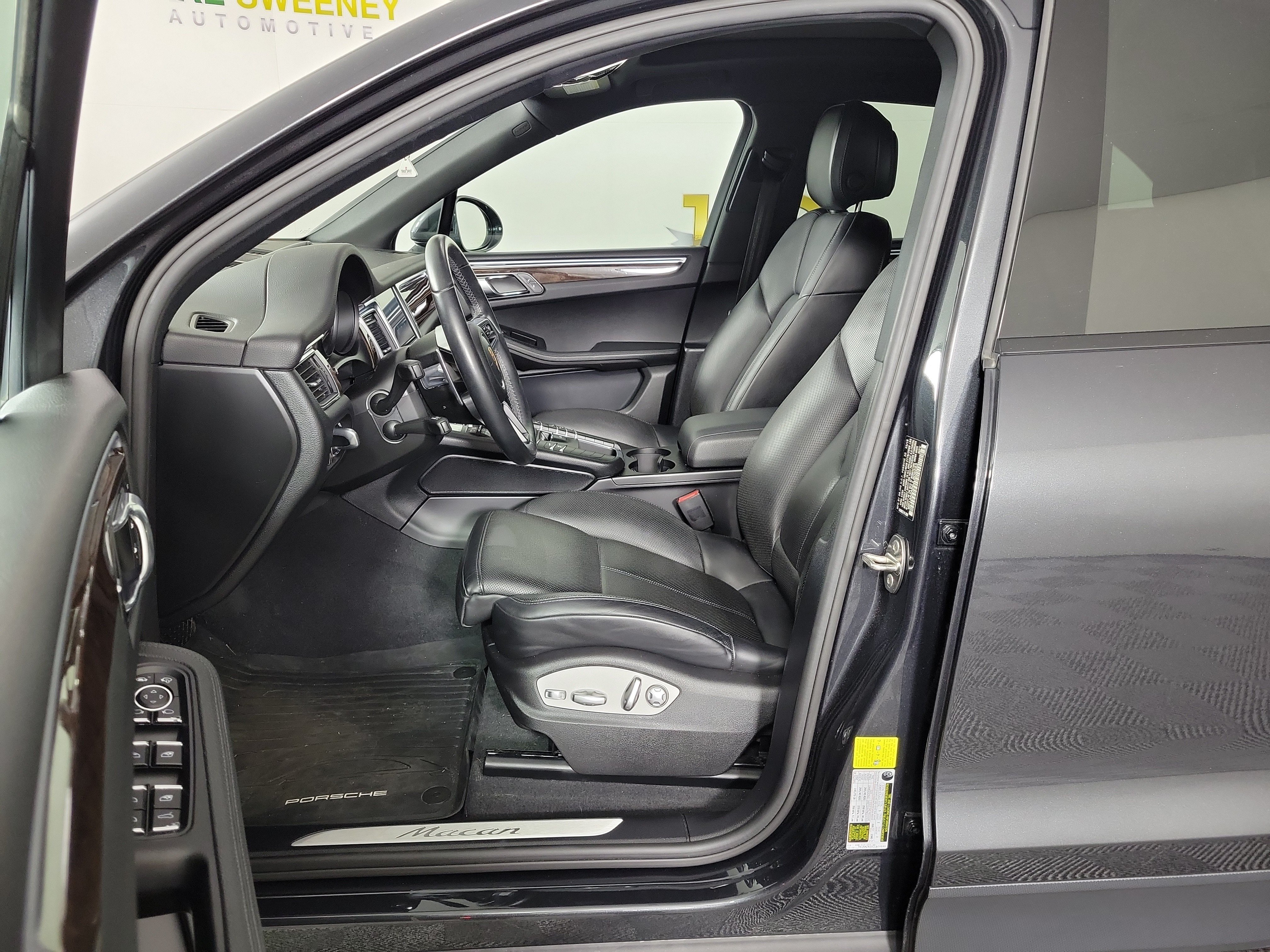 Used 2018 Porsche Macan AWD/4WD image 5