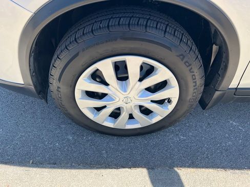Used 2016 Nissan Rogue S AWD/4WD image 12