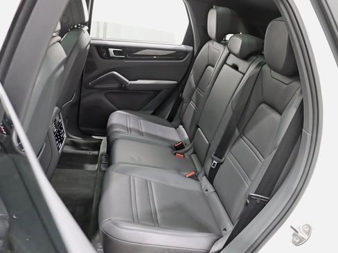 Used 2019 Porsche Cayenne image 25