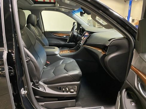 Used 2019 Cadillac Escalade Premium Luxury image 17