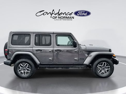 Used 2025 Jeep Wrangler Unlimited Sahara AWD/4WD image 10