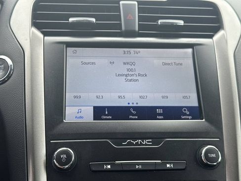 Used 2020 Ford Fusion SE AWD/4WD image 27