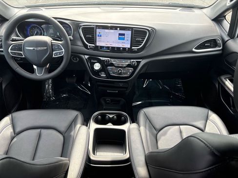 Used 2026 Chrysler Pacifica Select FWD image 6