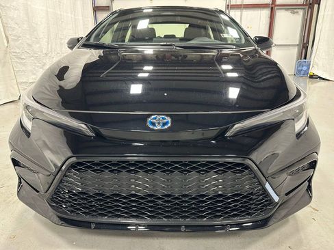 Used 2025 Toyota Corolla SE FWD image 2