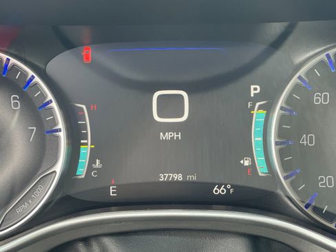 Used 2024 Chrysler Pacifica Touring-L FWD image 30