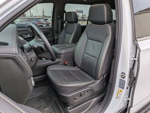 Used 2023 GMC Yukon XL SLT w/ SLT Premium Package image 13