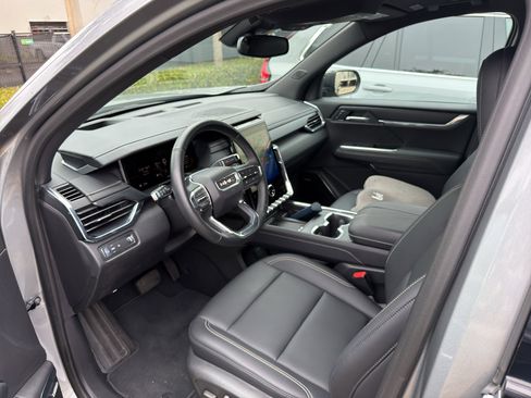 Used 2025 GMC Acadia Elevation w/ Elevation Premium Package image 3