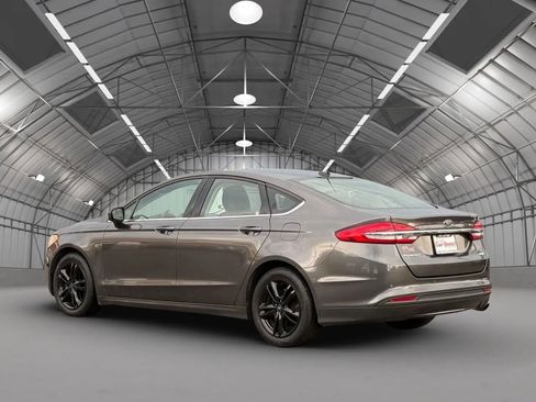 Used 2018 Ford Fusion SE w/ Fusion SE Technology Package FWD image 5