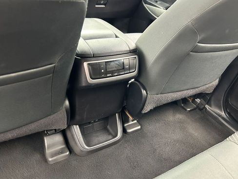 Used 2019 Toyota Highlander LE FWD image 32