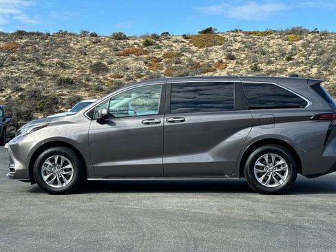Used 2022 Toyota Sienna XLE FWD image 7
