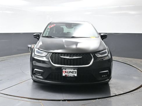 Used 2024 Chrysler Pacifica Touring-L FWD image 7