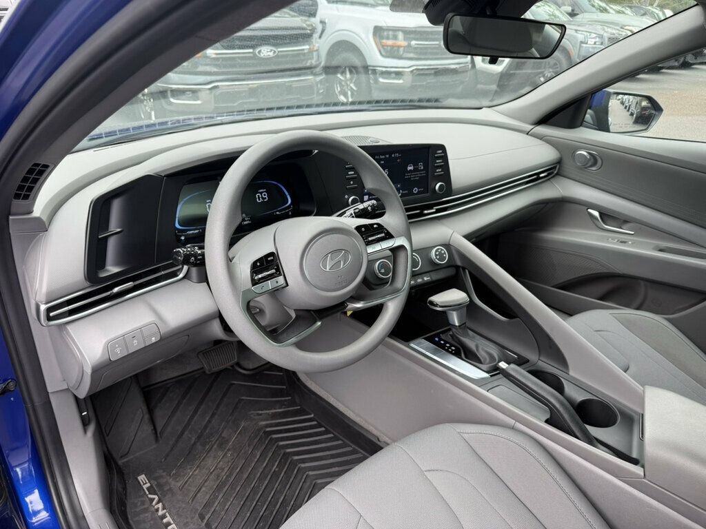 Used 2025 Hyundai Elantra SE FWD image 3