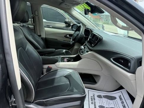 Used 2023 Chrysler Pacifica Limited FWD image 11