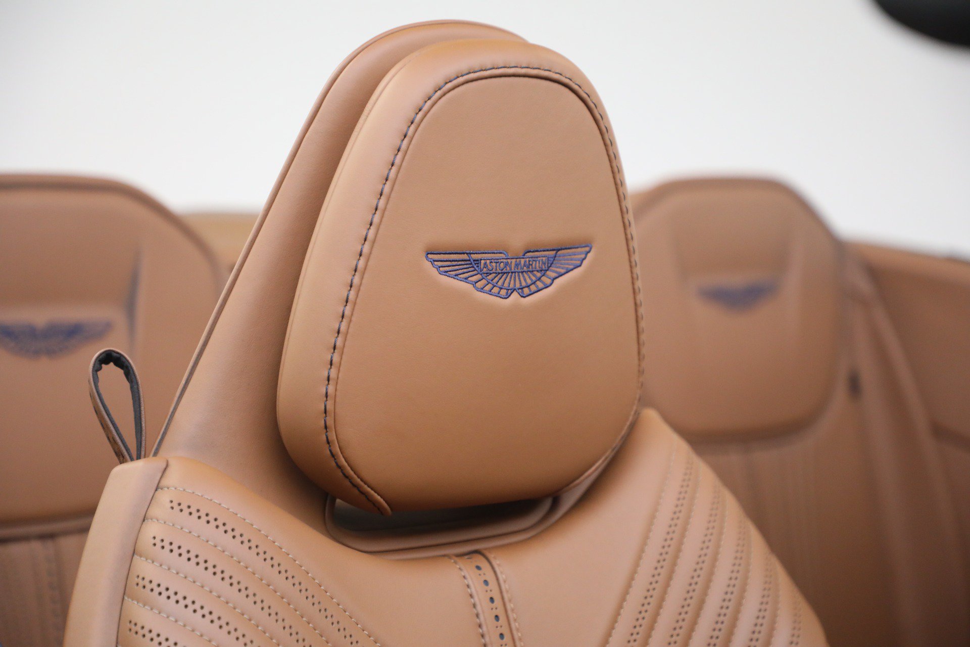 Used 2019 Aston Martin DB11 Volante RWD image 38