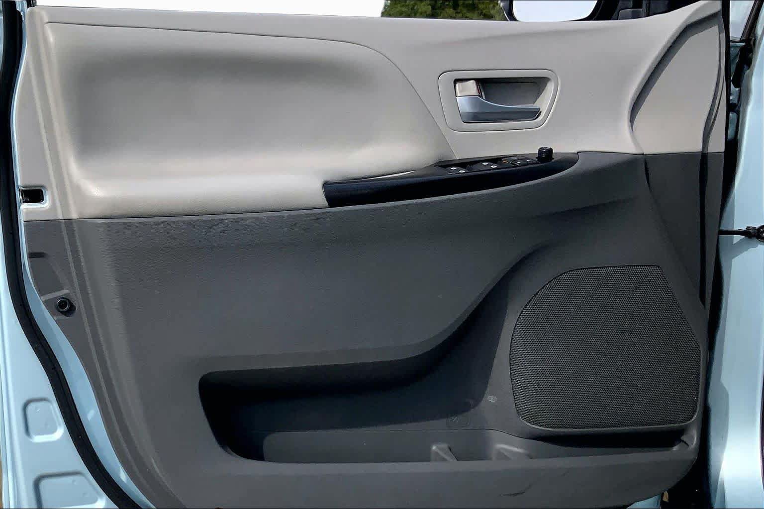 Used 2015 Toyota Sienna LE FWD image 20