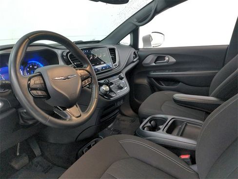 Used 2021 Chrysler Pacifica Touring w/ S Appearance Package image 25