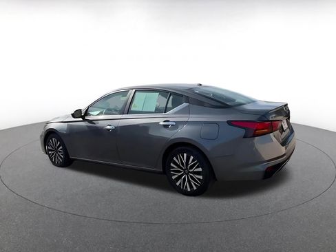 Used 2025 Nissan Altima 2.5 SV FWD image 10