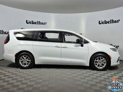 Used 2024 Chrysler Pacifica Touring-L image 8