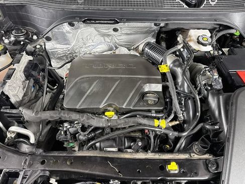 Used 2025 Chevrolet Trax RS w/ Sunroof Package FWD image 30