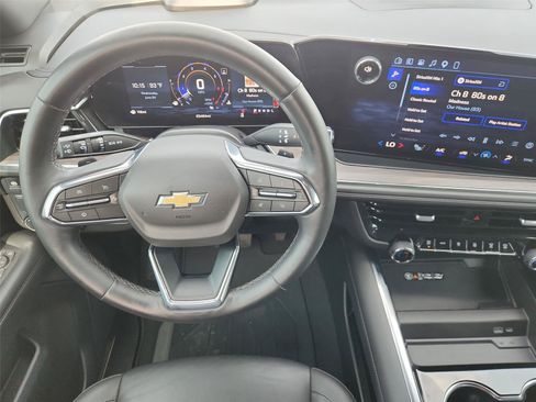 Used 2025 Chevrolet Suburban LT w/ Comfort Package RWD image 11