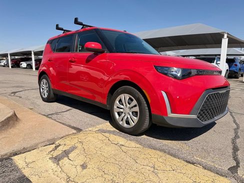 Used 2023 Kia Soul LX FWD image 3