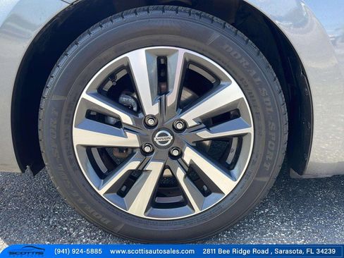 Used 2021 Nissan Versa SV image 11